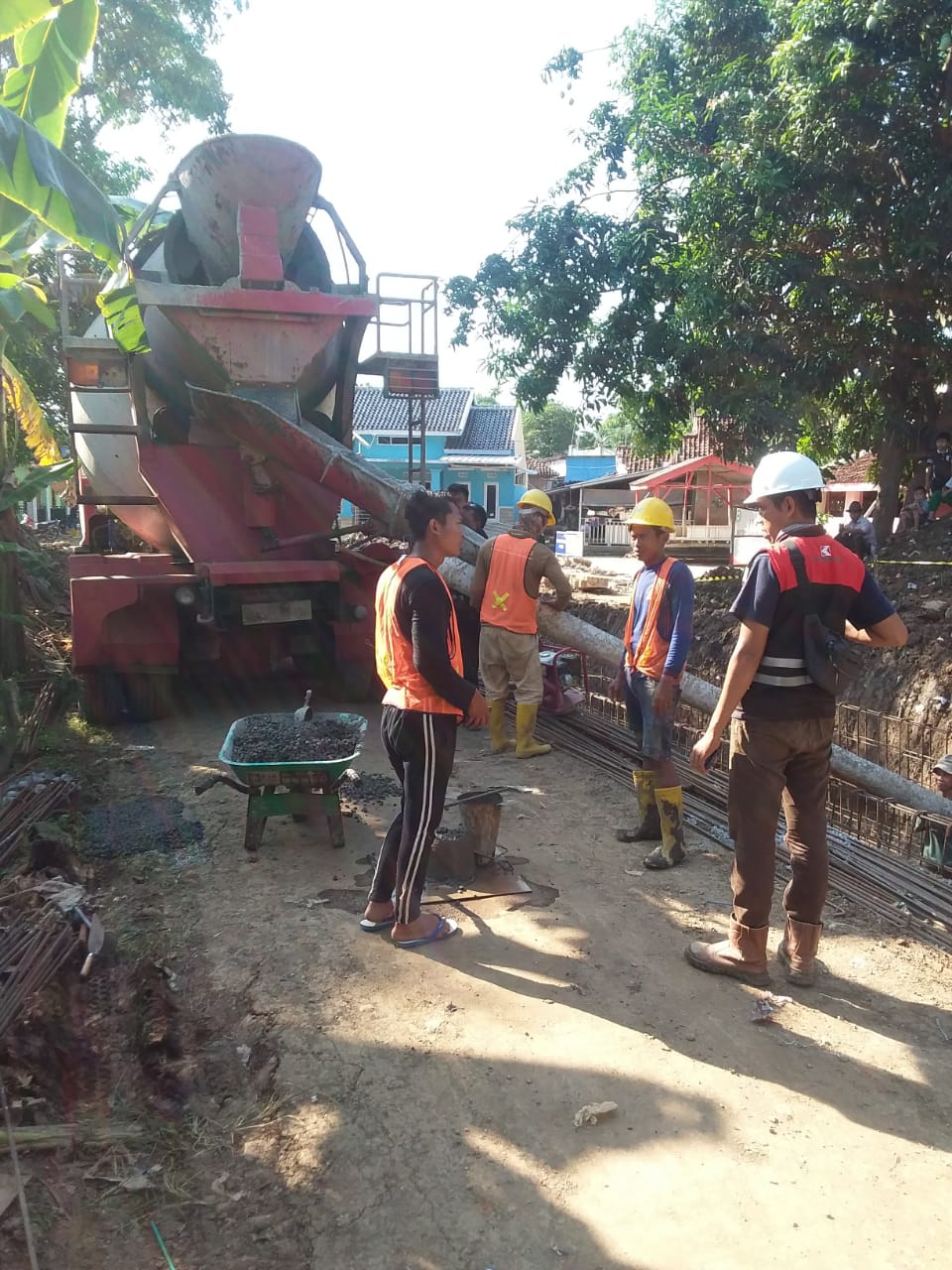 PT. Bumi Karsa Lakukan Kegiatan Normalisasi Saluran Irigasi Desa Pranggong dan Panyingkiran Lor